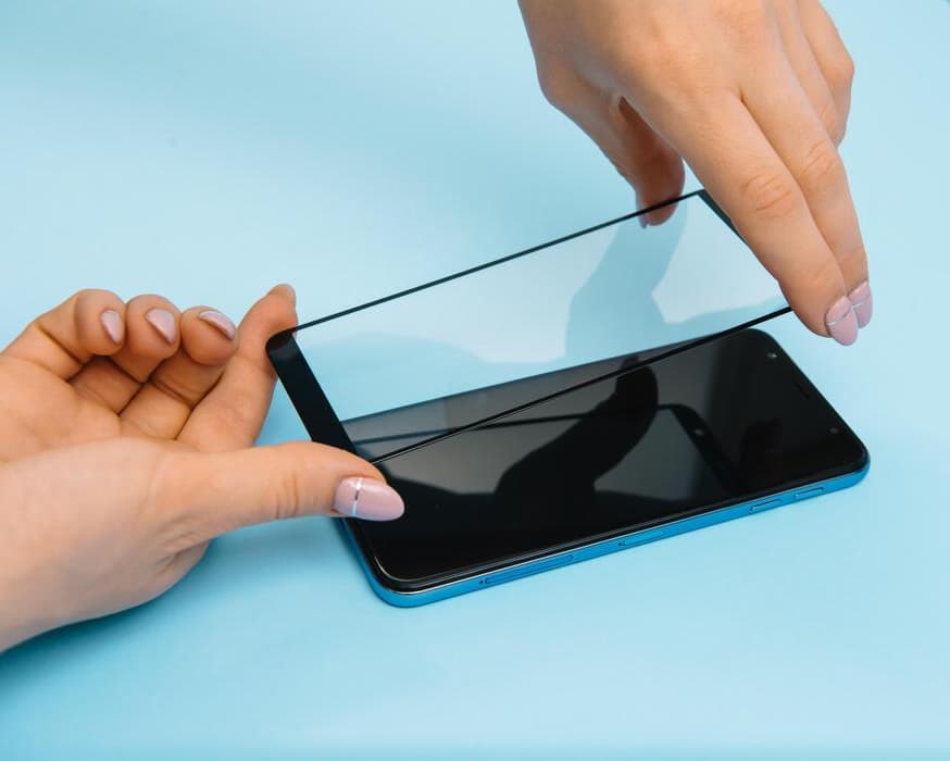 Applicazione pellicola protettiva su smartphone